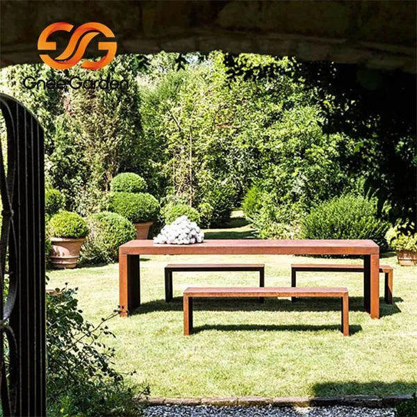 Bancos e mesas em aço Corten