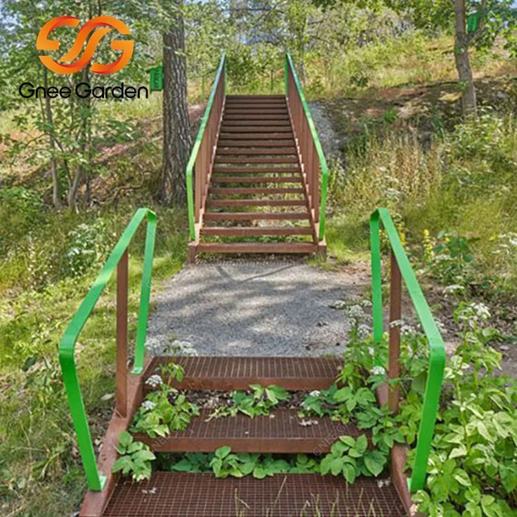 Escadas de jardim de aço enferrujadas